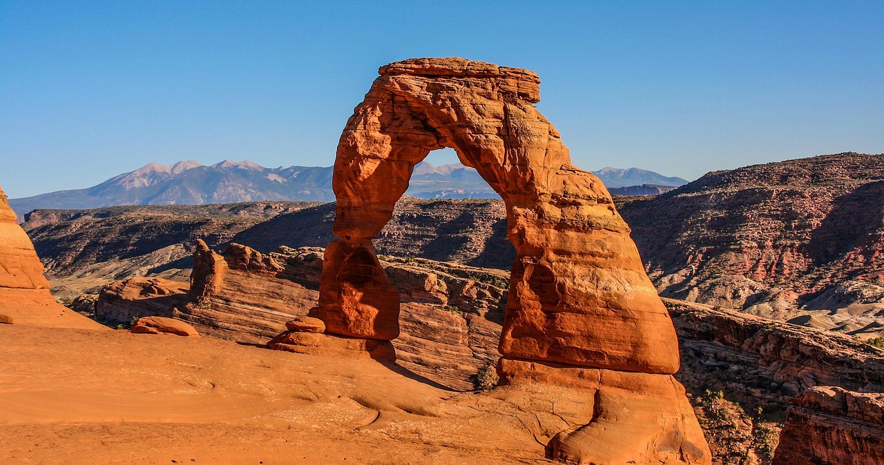 delicate arch hiking trail hero image